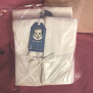 NWOT Gerber White Hooded Baby Towels 2PK
Bin #2
